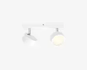 Hvid skinnearmatur med to spots, en rektangulær loftsskinne og to justerbare runde lampeshoveder, hvor det ene er vinklet nedad og det andet vender fremad, med børstet metalfinish.
