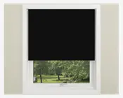 Et vindue med en sort rullegardin, der er trukket halvt ned og dækker den øverste halvdel af vinduet. Gardinet har en glat, ensfarvet sort overflade og er monteret inden for en hvid vinduesramme. Den nederste halvdel af vinduet er fri, så man kan se ud til et grønt udendørs landskab med træer og græs.