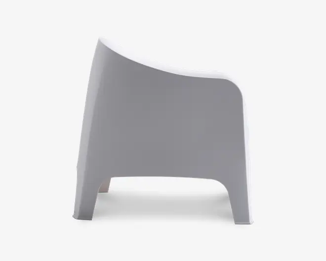 Sidevisning af en moderne, minimalistisk stol med en glat, mat lysegrå overflade. Stolen er udført i ét stykke med bløde, buede linjer, skrånende ryglæn og brede, stabile ben. Det samlede design er stilrent og nutidigt uden synlige samlinger eller led.