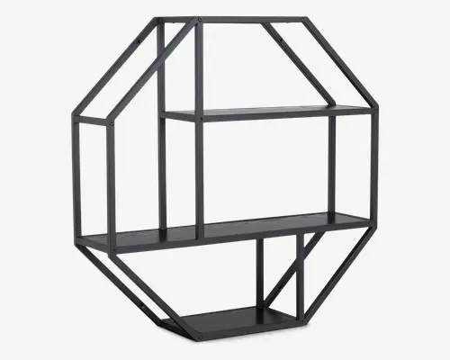 Geometrisk væghylde med sort metalramme, formet som en sekskant med åbne sider. Hylden har tre niveauer i forskellige højder, hvilket giver flere overflader til udstilling. Designet er minimalistisk og moderne med rene linjer og et industrielt udtryk. Hylderne understøttes af lodrette og diagonale stænger for ekstra stabilitet.