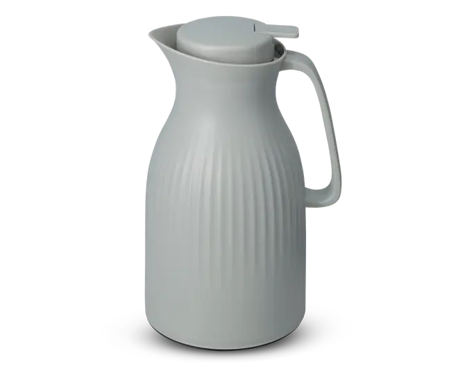 Lys grå termokande med mat finish og lodret rillet struktur på kroppen. Har et ergonomisk håndtag og en bred hældetud for nem påfyldning. Låget er fladt og sidder sikkert, designet til at holde på varmen og forhindre spild.