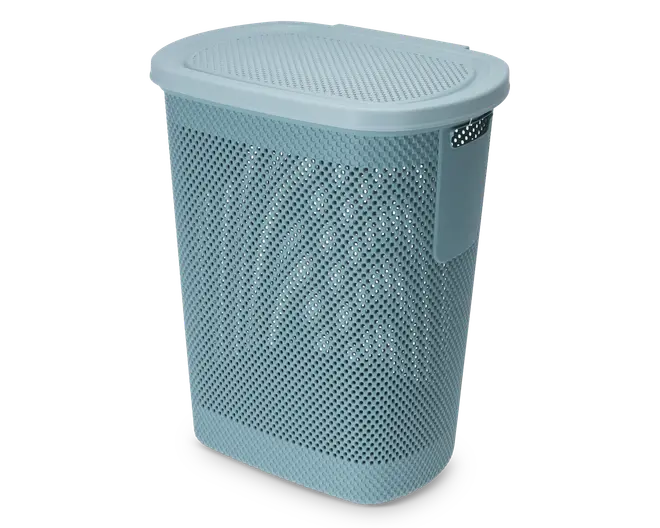 Lyseblå, rektangulær beholder med ventileret, perforeret design på alle sider og låget, hvilket giver luftcirkulation. Har et solidt, integreret håndtag på den ene side for nem transport. Låget sidder sikkert ovenpå, og det samlede design er moderne og funktionelt.