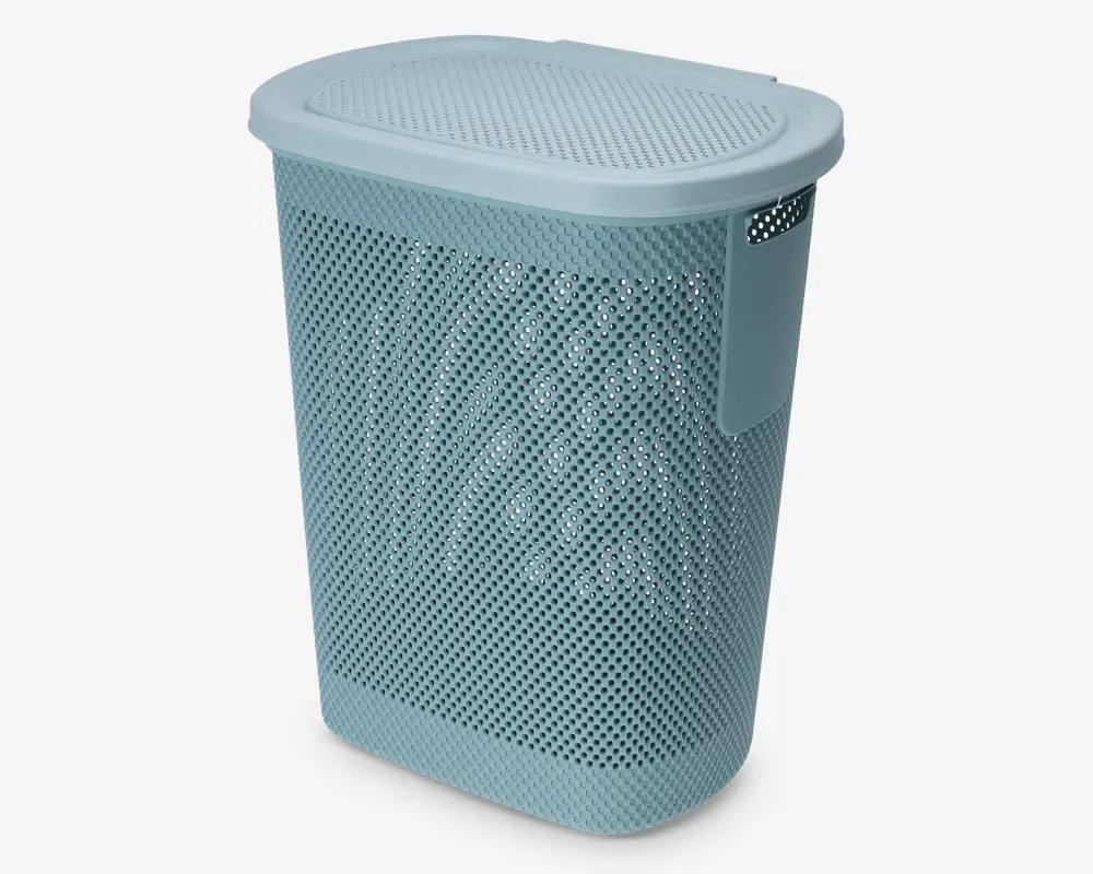 Lyseblå, rektangulær beholder med ventileret, perforeret design på alle sider og låget, hvilket giver luftcirkulation. Har et solidt, integreret håndtag på den ene side for nem transport. Låget sidder sikkert ovenpå, og det samlede design er moderne og funktionelt.