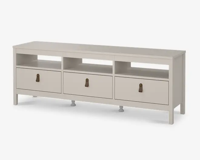 En lang, lav reol i en lys beige farve med tre rummelige skuffer nederst, hver med et brunt læderhåndtag. Over skufferne er der tre åbne hylder, som er velegnede til medieudstyr eller dekoration. Designet er minimalistisk med rene linjer, og møblet står på fire solide ben samt to ekstra støttefødder i midten for øget stabilitet.