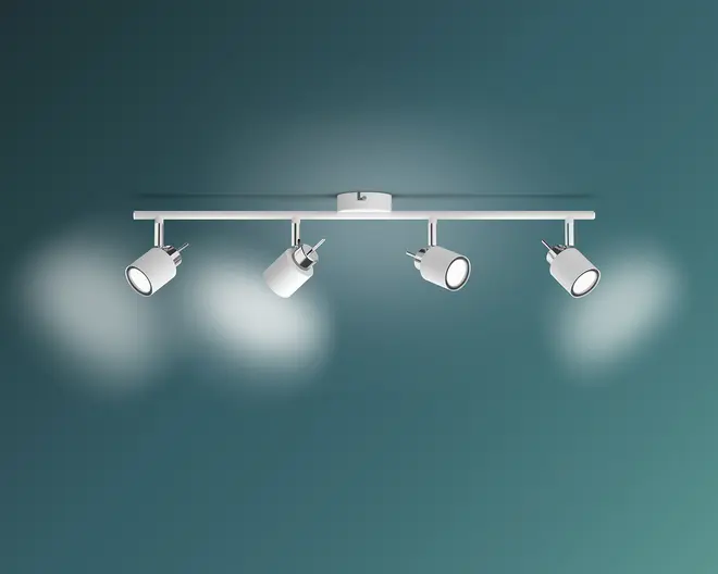 Moderne loftmonteret skinnelys med fire justerbare cylindriske spotlamper i mat hvid finish. Spotlamperne er jævnt fordelt langs en lige metalstang og kan vinkles individuelt for at rette lyset efter behov. Armaturet har et minimalistisk design, der passer til moderne indretning.