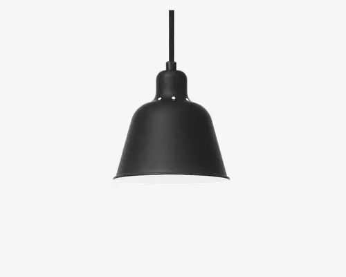 Mat sort pendellampe i sort med en glat, kuppelformet metalskærm. Lampen har et enkelt, industrielt design med let udadbuet kant forneden og tre små ventilationshuller nær toppen. Den hænger i en lige ledning og giver et fokuseret, nedadrettet lys.