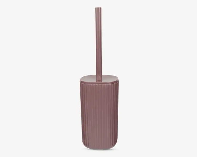Et støvet lilla toiletbørstesæt med en cylindrisk holder med lodrette riller og et matchende langt håndtag i et minimalistisk design.