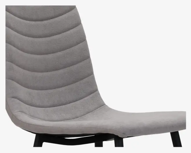 Spisebordsstol i beige møbelstof