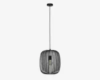 Moderne pendellampe med en sort metalskærm i bur-design, hvor lodrette stænger er jævnt fordelt og giver frit udsyn til pæren indeni. Lampen hænger fra en sort ledning og loftbeslag, hvilket skaber et åbent og luftigt udtryk, der passer til moderne indretning.