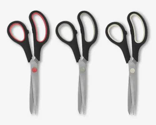 Sæt med tre sakse med rustfri stålklinger og ergonomiske sorte plasthåndtag. Hvert håndtag har en forskellig farvet inderside: rød, lysegrøn og råhvid. Håndtagene er designet for komfortabelt greb, og hver saks har en matchende farvet skrue ved samlingen for ekstra stil og nem genkendelse.