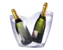 En gennemsigtig, buet isspand af plast med to indbyggede håndtag, der rummer to flasker champagne. Flaskerne har guldfolie omkring halsen og er placeret i en vinkel, så de er nemme at tage op. Spanden er rummelig og designet til at holde drikkevarer kolde.