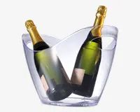 En gennemsigtig, buet isspand af plast med to indbyggede håndtag, der rummer to flasker champagne. Flaskerne har guldfolie omkring halsen og er placeret i en vinkel, så de er nemme at tage op. Spanden er rummelig og designet til at holde drikkevarer kolde.