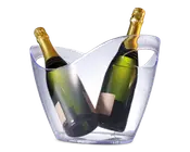 En gennemsigtig, buet isspand af plast med to indbyggede håndtag, der rummer to flasker champagne. Flaskerne har guldfolie omkring halsen og er placeret i en vinkel, så de er nemme at tage op. Spanden er rummelig og designet til at holde drikkevarer kolde.