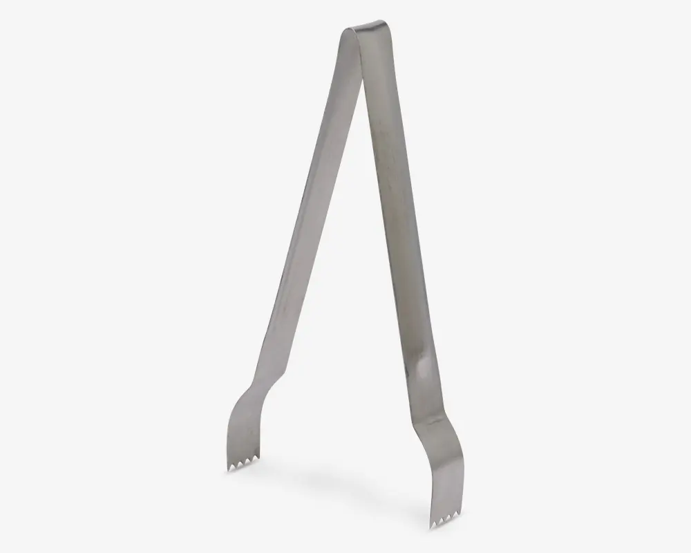 Et par serveringstang i rustfrit stål med et enkelt, ét-styks design. Enderne er let buede og har små, takkede tænder for at give et sikkert greb om madvarer. Overfladen har en børstet metalfinish, og tangen er let og nem at håndtere.