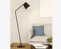 Høj, moderne gulvlampe med mat sort finish og et vinklet, minimalistisk design. Lampen har en slank, lige stang, der bøjer nær toppen og bærer en konisk lampeskærm med hvid inderside for bedre lysrefleksion. Lampen står på en rund, flad fod for stabilitet og er placeret ved siden af en lysefarvet sofa i en moderne stue.