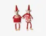 To plysmus med festlige røde og hvide strikkede outfits. Musen til venstre har en rød kjole med hvid blondekant, rød- og hvidstribede leggings og en høj rød hue. Musen til højre har en rød og hvid mønstret sweater, matchende hue og ensfarvede røde leggings. Begge har beige filtører, broderede ansigtstræk og træklodsfødder, hvilket giver dem et håndlavet og finurligt udtryk.