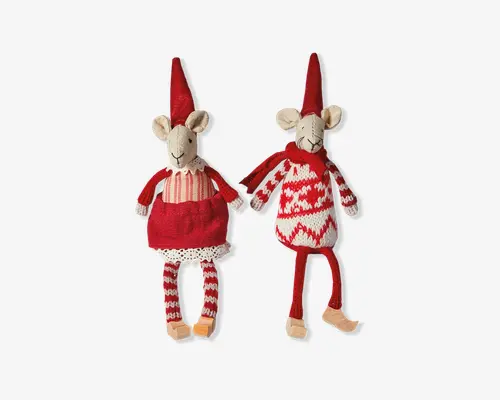 To plysmus med festlige røde og hvide strikkede outfits. Musen til venstre har en rød kjole med hvid blondekant, rød- og hvidstribede leggings og en høj rød hue. Musen til højre har en rød og hvid mønstret sweater, matchende hue og ensfarvede røde leggings. Begge har beige filtører, broderede ansigtstræk og træklodsfødder, hvilket giver dem et håndlavet og finurligt udtryk.