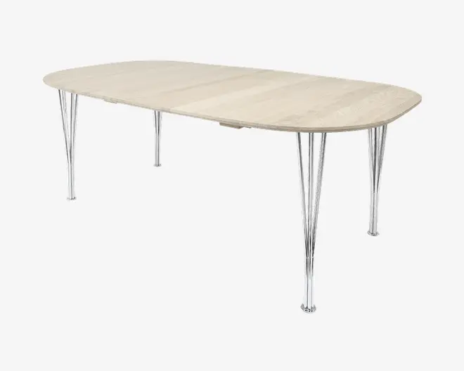 Et moderne bord med en lys træbordplade i oval form og seks slanke, skråtstillede metalben. Bordpladen har en glat, naturlig finish, og benene er lavet af tynde, krydsende metalstænger, hvilket giver bordet et moderne og let udtryk.