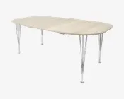 Et moderne bord med en lys træbordplade i oval form og seks slanke, skråtstillede metalben. Bordpladen har en glat, naturlig finish, og benene er lavet af tynde, krydsende metalstænger, hvilket giver bordet et moderne og let udtryk.