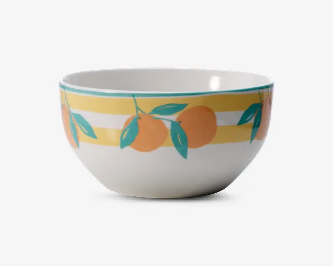 Hvid keramikskål med et dekorativt bånd nær kanten, der har et mønster af orange frugter og grønne blade på en gul- og hvidstribet baggrund. Skålen har en glat, blank overflade og en rund form.
