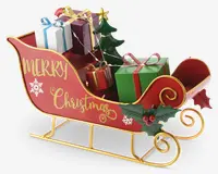 Festlig rød slæde med guldfarvede kanter og dekorative kristtorn-detaljer, med teksten 'Merry Christmas' skrevet med gul skrift på siden. Slæden er fyldt med farverige indpakkede gaver, et lille grønt juletræ og lyskæde, hvilket skaber en glad juleudstilling.