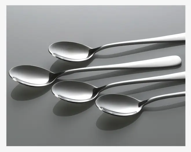 Fire polerede spiseskeer i rustfrit stål med et moderne, minimalistisk design. Hver ske har en glat, rund skål og et let tilspidset håndtag med en diskret bue, hvilket giver et behageligt greb. Den blanke overflade fremhæver den høje kvalitet og det fine håndværk.