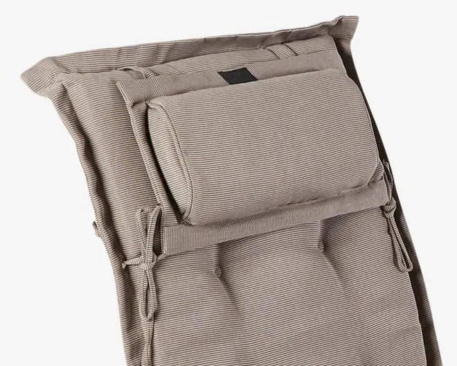 Nærbillede af en polstret pude med et diskret stribet mønster i neutrale farver. Puden har en aftagelig, cylindrisk nakkestøtte, der er fastgjort med stofsnore, samt ekstra snore langs siderne til nem fastgørelse på møbler. Overfladen er let kviltet for ekstra komfort og støtte.