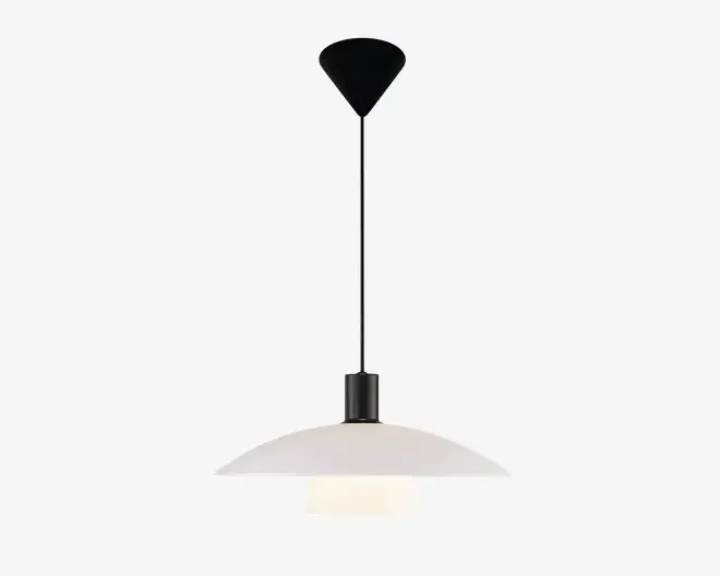 Loftlampe med en bred, flad, hvid skærm med mat finish, ophængt i en sort ledning og loftbeslag. Lyskilden er indkapslet i en matteret glasdiffusor under skærmen, hvilket giver et blødt og jævnt lys. Designet er minimalistisk og moderne, velegnet til nutidige indretninger.