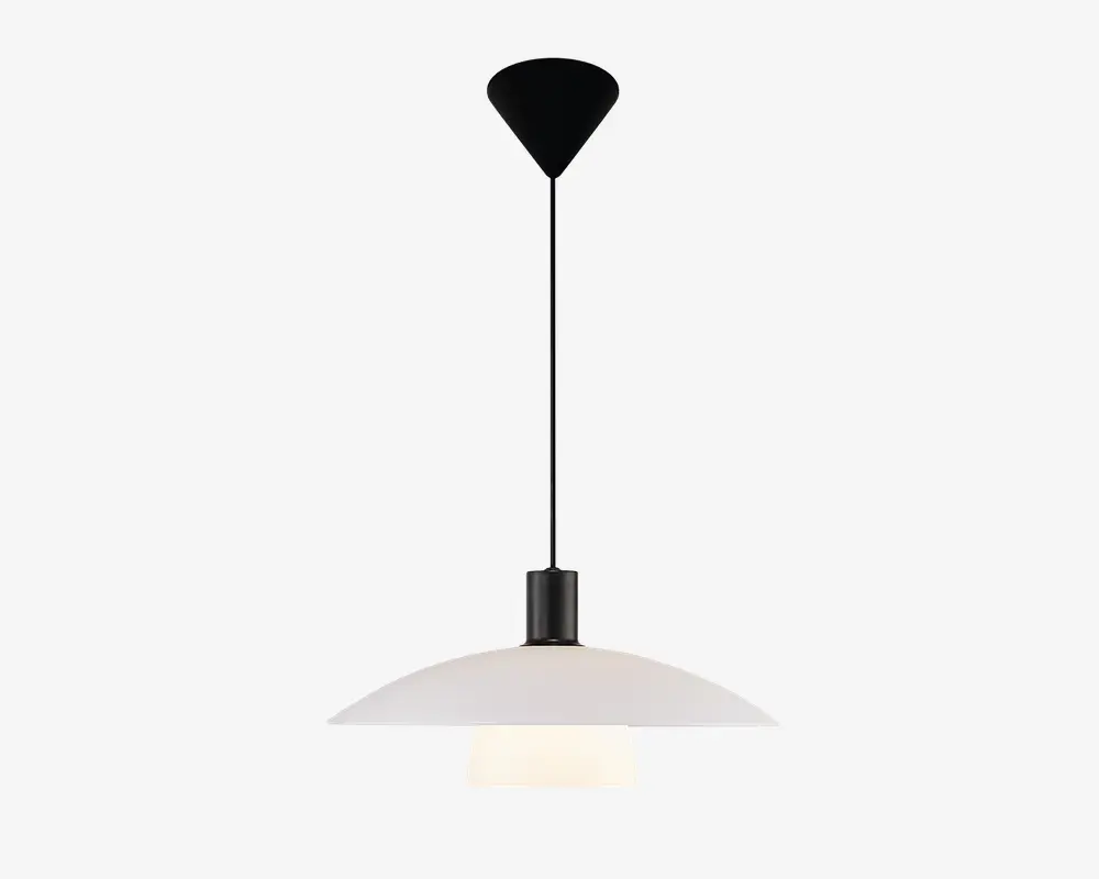 Loftlampe med en bred, flad, hvid skærm med mat finish, ophængt i en sort ledning og loftbeslag. Lyskilden er indkapslet i en matteret glasdiffusor under skærmen, hvilket giver et blødt og jævnt lys. Designet er minimalistisk og moderne, velegnet til nutidige indretninger.