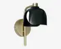 Væghængt lampe med en rund base i børstet messing og en elegant, buet messingarm. Lampen har en blank, sort, kuppelformet skærm, der leder lyset nedad og giver et moderne og stilfuldt udtryk. Kombinationen af messing og sort finish skaber et sofistikeret, nutidigt design.