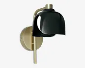 Væghængt lampe med en rund base i børstet messing og en elegant, buet messingarm. Lampen har en blank, sort, kuppelformet skærm, der leder lyset nedad og giver et moderne og stilfuldt udtryk. Kombinationen af messing og sort finish skaber et sofistikeret, nutidigt design.