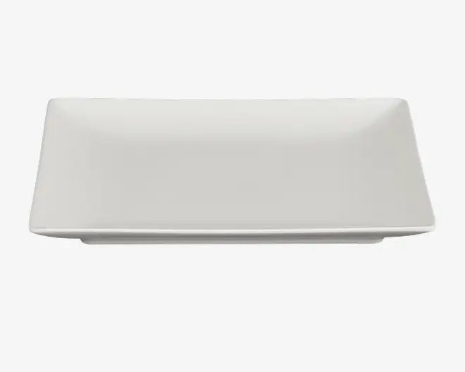 Rektangulær tallerken med en glat, blank hvid overflade og let hævede kanter. Designet er minimalistisk og moderne, velegnet til servering af forretter, desserter eller hovedretter. Tallerkenen har rene linjer og en flad overflade, hvilket gør det nemt at anrette maden pænt.