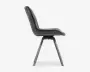 Sidevisning af en mørkegrå polstret stol med sæde og buet ryglæn, støttet af slanke skrå metalben i et moderne minimalistisk design.