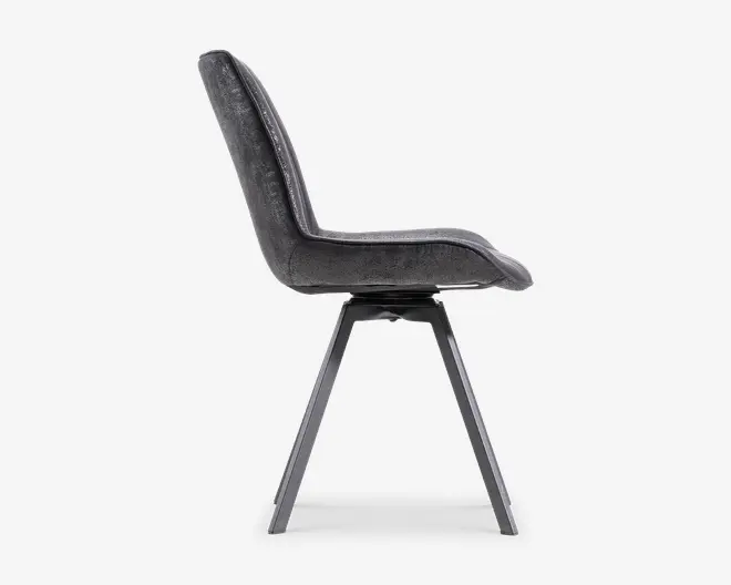 Sidevisning af en mørkegrå polstret stol med sæde og buet ryglæn, støttet af slanke skrå metalben i et moderne minimalistisk design.