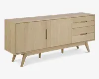 Et skænk i lyst træ med minimalistisk design, der har to centrale låger med indbyggede greb og tre skuffer på højre side, hver med tilsvarende indbyggede greb. Skænken står på skråtstillede, koniske ben, hvilket giver et retro og moderne udtryk. Træets årer er synlige, og overfladen er glat og naturlig.