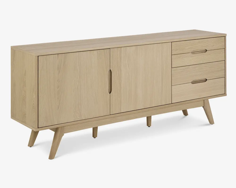 Et skænk i lyst træ med minimalistisk design, der har to centrale låger med indbyggede greb og tre skuffer på højre side, hver med tilsvarende indbyggede greb. Skænken står på skråtstillede, koniske ben, hvilket giver et retro og moderne udtryk. Træets årer er synlige, og overfladen er glat og naturlig.