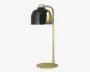 Moderne bordlampe med en mat sort, kuppelformet lampeskærm og en elegant, buet stander i guldfarvet metal med rund guldfarvet fod. Lampen har et minimalistisk design med glat finish og kombinerer sort og guld for et moderne udtryk.