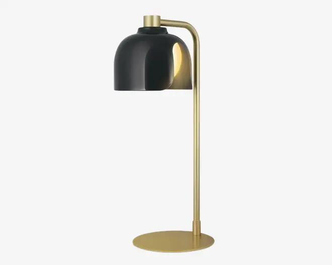 Moderne bordlampe med en mat sort, kuppelformet lampeskærm og en elegant, buet stander i guldfarvet metal med rund guldfarvet fod. Lampen har et minimalistisk design med glat finish og kombinerer sort og guld for et moderne udtryk.