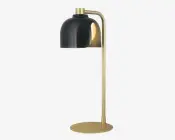Moderne bordlampe med en mat sort, kuppelformet lampeskærm og en elegant, buet stander i guldfarvet metal med rund guldfarvet fod. Lampen har et minimalistisk design med glat finish og kombinerer sort og guld for et moderne udtryk.