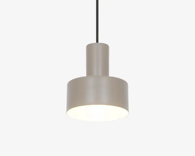 En moderne pendellampe med mat taupe-finish, der har en cylindrisk øvre del og en bredere, trommeformet nedre skærm. Lampen hænger i en sort ledning og udsender et blødt, diffust lys fra den åbne bund, velegnet til moderne indretning.