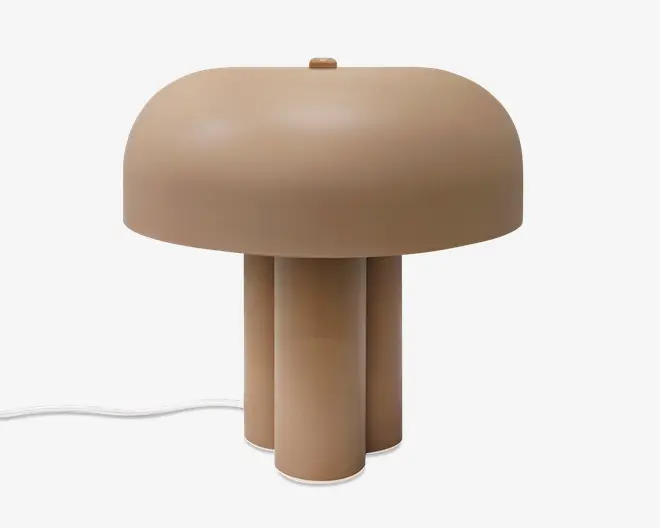 Svampeformet lampe med en glat beige, afrundet skærm, tre cylindriske ben og en hvid ledning.