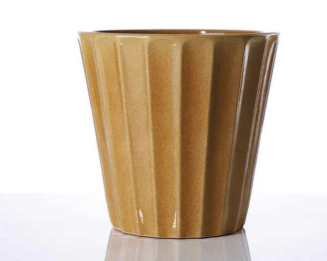 En blank, sennepsgul keramikpotte med konisk form og lodrette riflede riller langs siderne. Potten har en glat overflade og en bred åbning øverst.