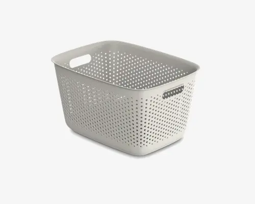 Rektangulær opbevaringskurv lavet af hvid plast med perforeret design for ventilation. Har to indbyggede håndtag på modsatte sider for nem transport. Kurven har glatte, afrundede kanter og et rummeligt indre, der er velegnet til opbevaring af forskellige genstande.