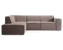 Moderne hjørnesofa med venstrevendt chaiselong, betrukket med et neutralt taupefarvet stof. Sofaen har rene linjer, brede armlæn og dybe, bløde sæder for ekstra komfort. Den lave profil og kantede design giver et moderne udtryk, der passer godt til minimalistiske indretninger.