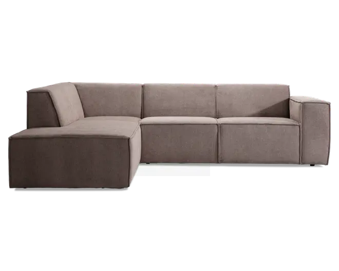 Moderne hjørnesofa med venstrevendt chaiselong, betrukket med et neutralt taupefarvet stof. Sofaen har rene linjer, brede armlæn og dybe, bløde sæder for ekstra komfort. Den lave profil og kantede design giver et moderne udtryk, der passer godt til minimalistiske indretninger.