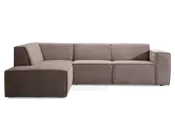 Moderne hjørnesofa med venstrevendt chaiselong, betrukket med et neutralt taupefarvet stof. Sofaen har rene linjer, brede armlæn og dybe, bløde sæder for ekstra komfort. Den lave profil og kantede design giver et moderne udtryk, der passer godt til minimalistiske indretninger.