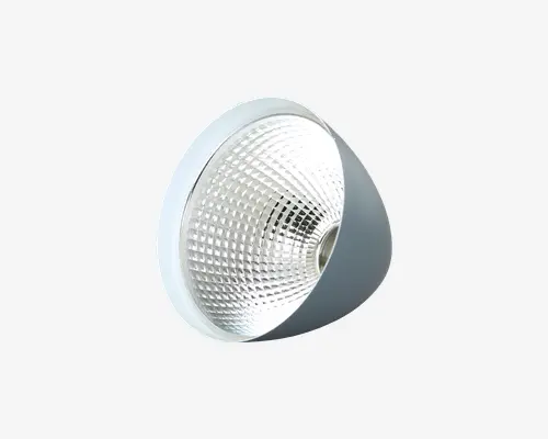 Billedet viser en metallisk, kuppelformet reflektor med en tekstureret, gitterlignende inderside, der er designet til at forbedre lysfordelingen. Yderkanten er glat og rund, mens indersiden er meget reflekterende for at optimere lysretning og -intensitet. Der er en åbning bagtil, hvor en lyskilde kan monteres.