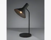En moderne bordlampe med mat sort finish, der har en konisk skærm vinklet nedad. Lampen har en slank, buet stang, der er fastgjort til en rund, flad fod. Pæren er synlig inde i skærmen og udsender et varmt lys. Designet er minimalistisk og passer til moderne indretning.