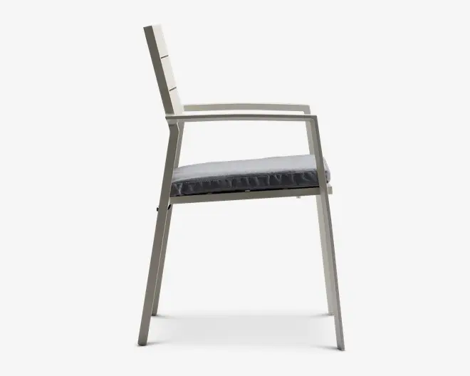 Sideview af en stol med et slankt, lysegråt metalstel med lige linjer og minimalistisk design. Stolen har en tynd, rektangulær armlæn og en let vinklet ryg for støtte. Sædepuden er mørk, ser polstret ud for komfort og står i kontrast til stellet. Benene er lige og strækker sig let udad for stabilitet.