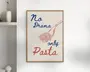 En indrammet plakat med et minimalistisk design, der viser teksten 'No Drama only Pasta' i legende blå og røde håndskrevne skrifttyper. Plakaten har også en enkel stregtegning af en gaffel med snoet spaghetti, som matcher den røde farve i ordet 'Pasta'. Baggrunden er råhvid, og rammen er i lyst træ.